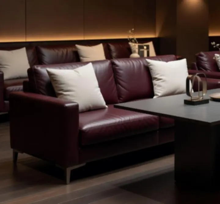 Modern luxus lounge belső tér burgundi bőrkanapékkal és arany részletekkel