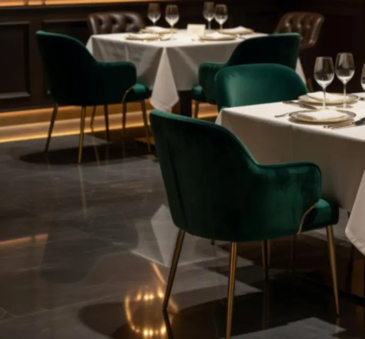 Elegáns, gyertyafényes vacsoraasztal a Night Venue Place vendégtérben