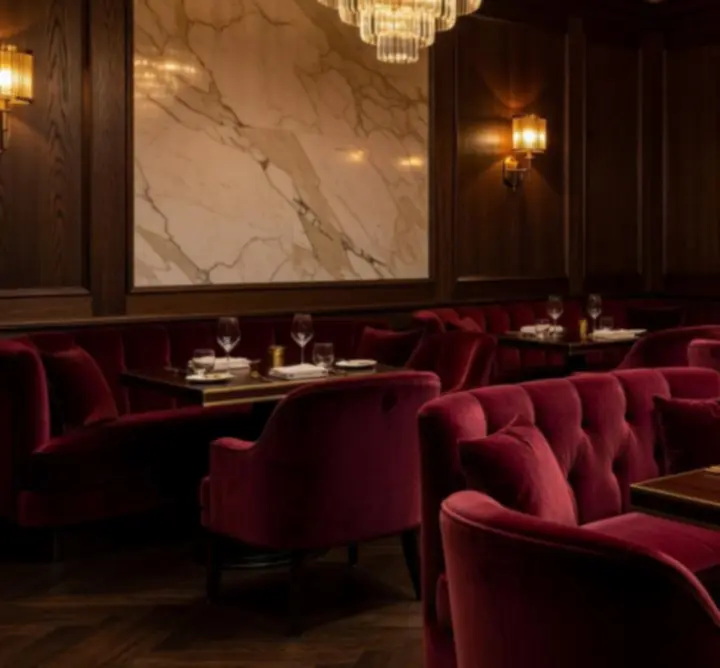 Exkluzív VIP lounge félhomályos, elegáns fotelekkel és privát asztalokkal